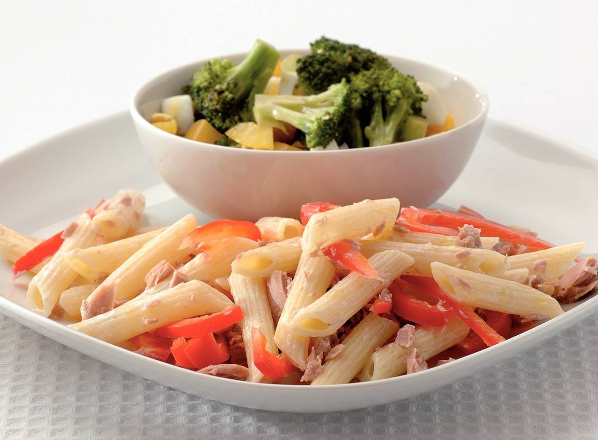 Penne met tonijnsaus en broccolisalade