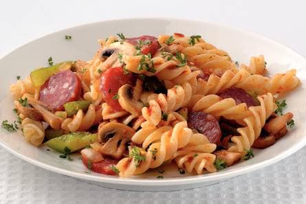Lauwwarme pastasalade met worst