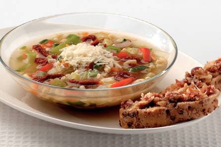 Macaronisoep met tomatenciabatta