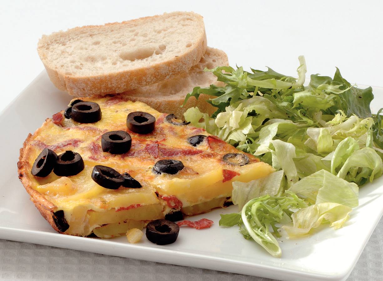 Aardappeltortilla met salami en olijven