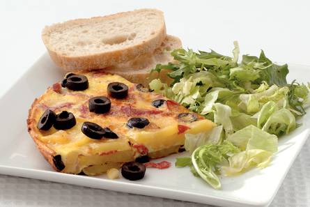 Aardappeltortilla met salami en olijven
