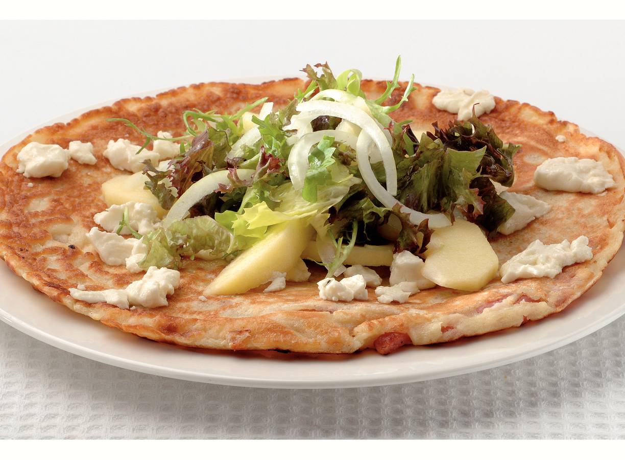 Spek-geitenkaaspannenkoek met appelsalade