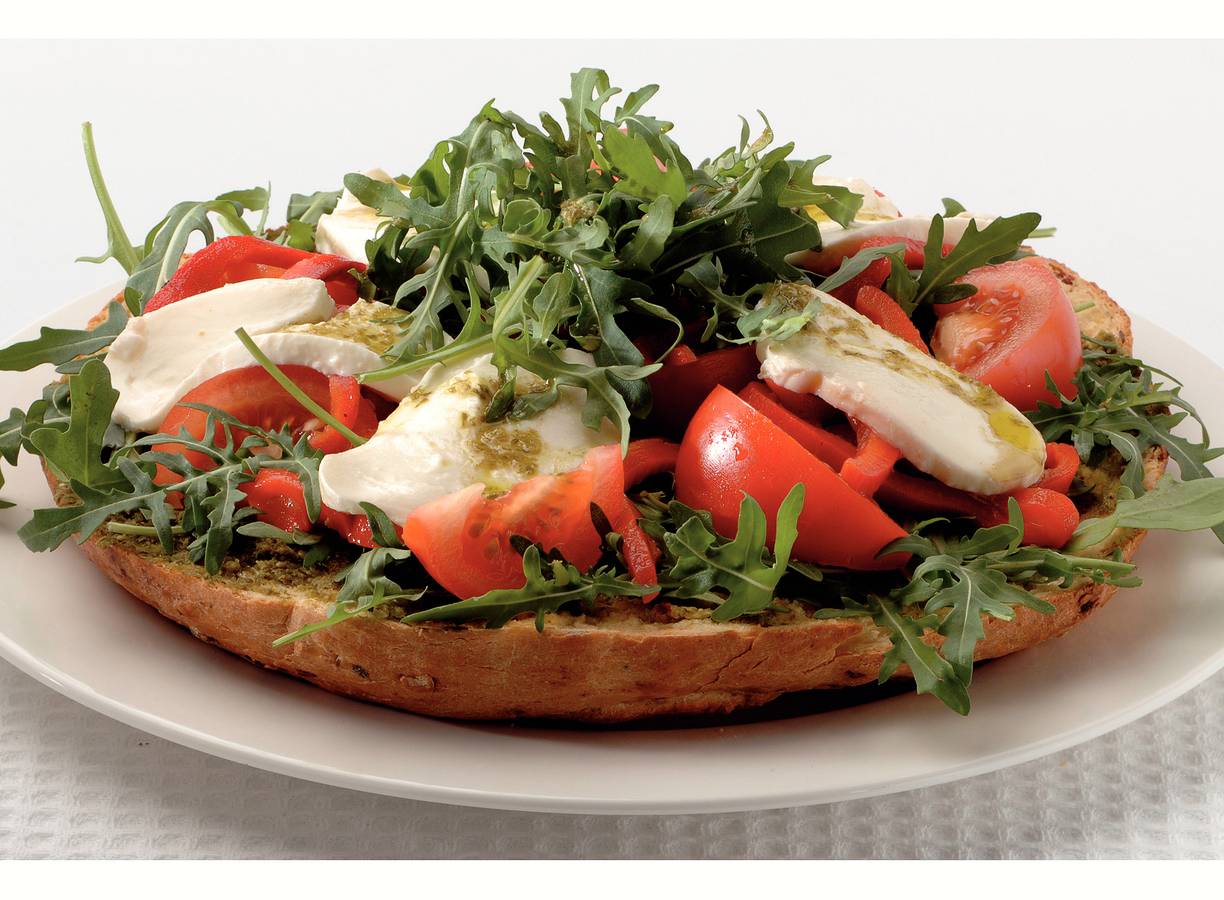Pestosalade op zelfgebakken tomatenbrood