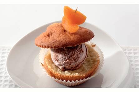 Paddenstoelenmuffins met vruchten en roomijs