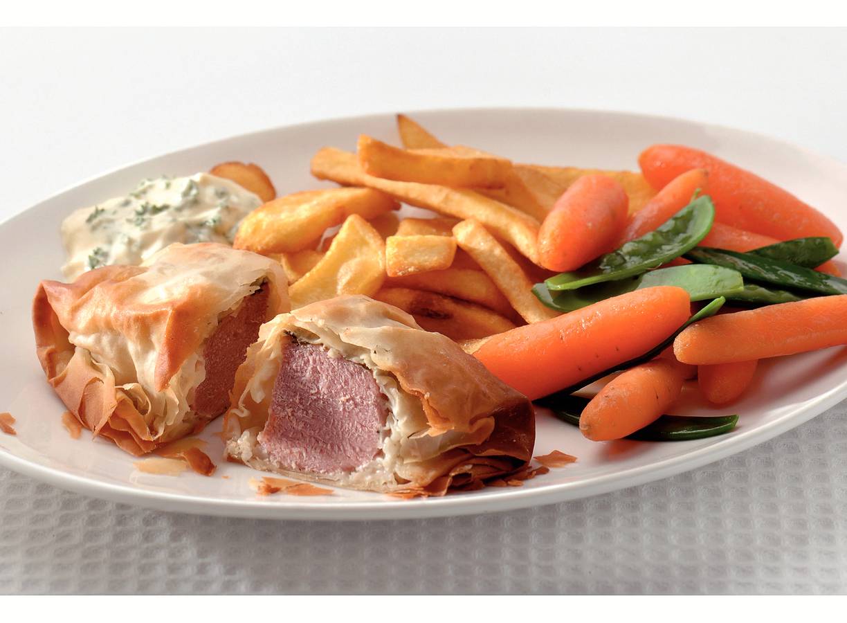 Frites met varkenshaas in een jasje