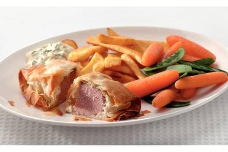 Frites met varkenshaas in een jasje