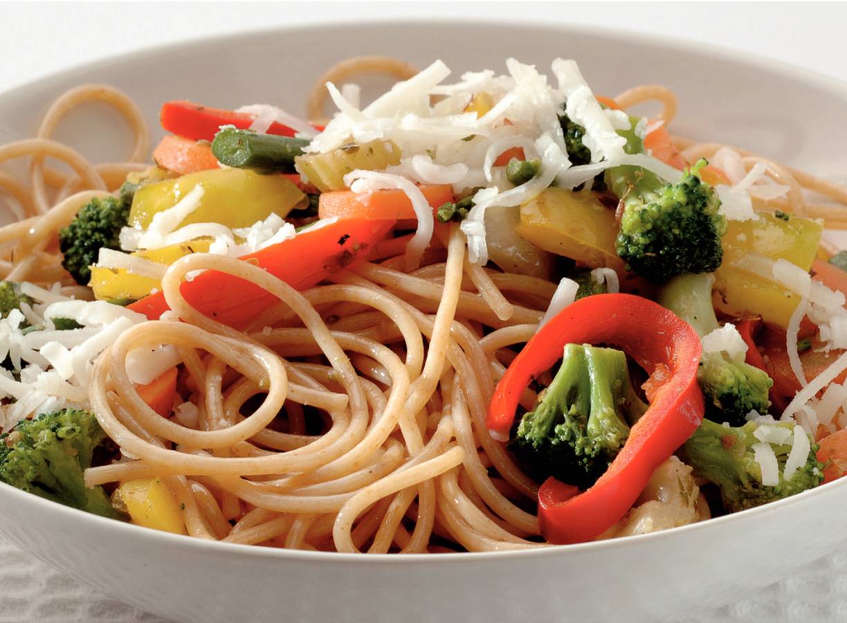 Spaghetti met wokgroente en geitenkaas