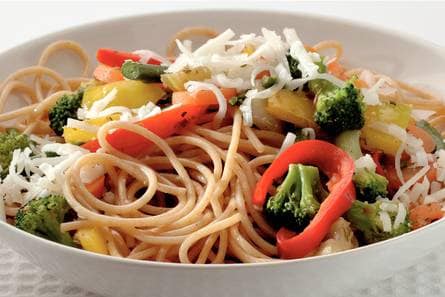 Spaghetti met wokgroente en geitenkaas