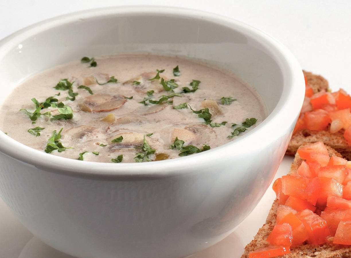 Champignonsoep en toast met tomatensalsa
