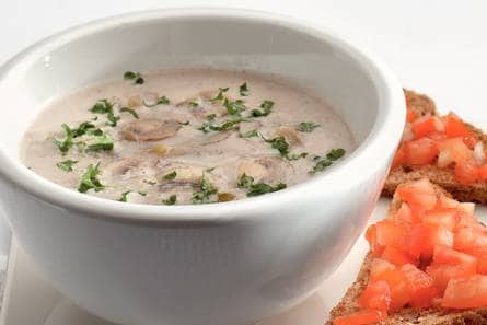 Champignonsoep en toast met tomatensalsa