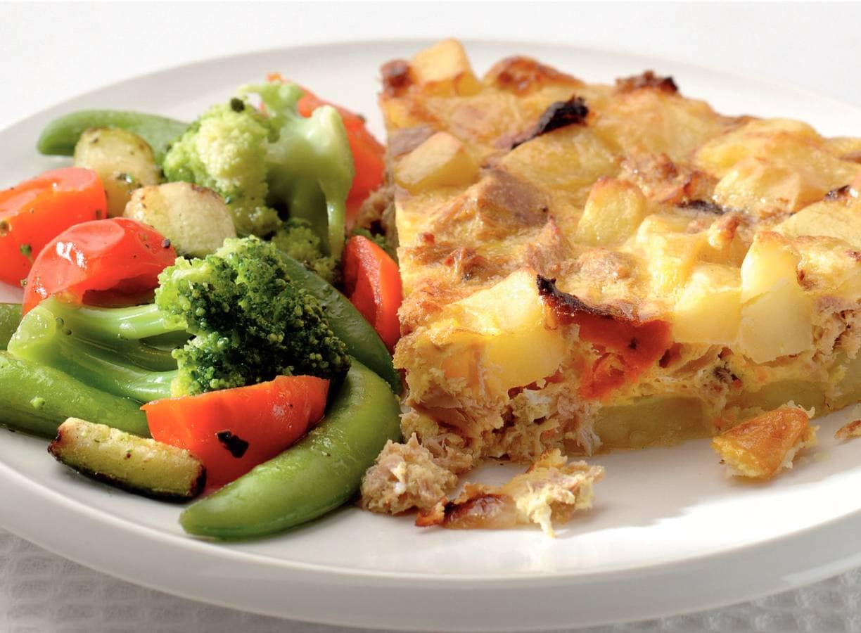 Aardappel-tonijnomelet en Italiaanse groenten