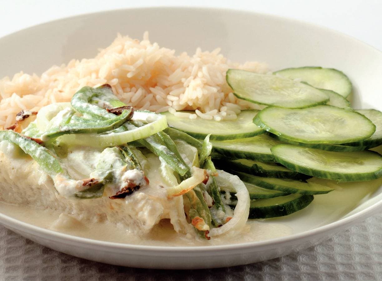 Kruidige visschotel met komkommersalade
