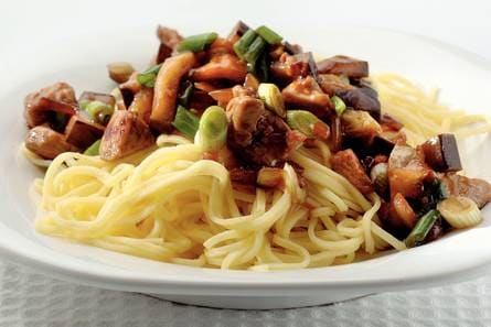 Wokgerecht van aubergine en varkensvlees