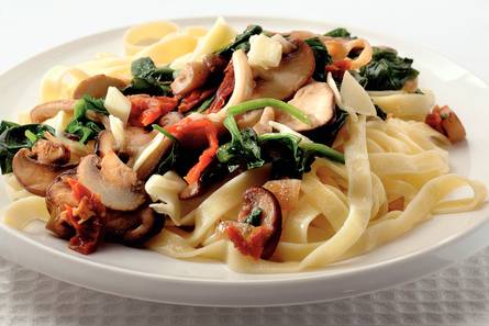 Tagliatelle met paddenstoelen en spinazie