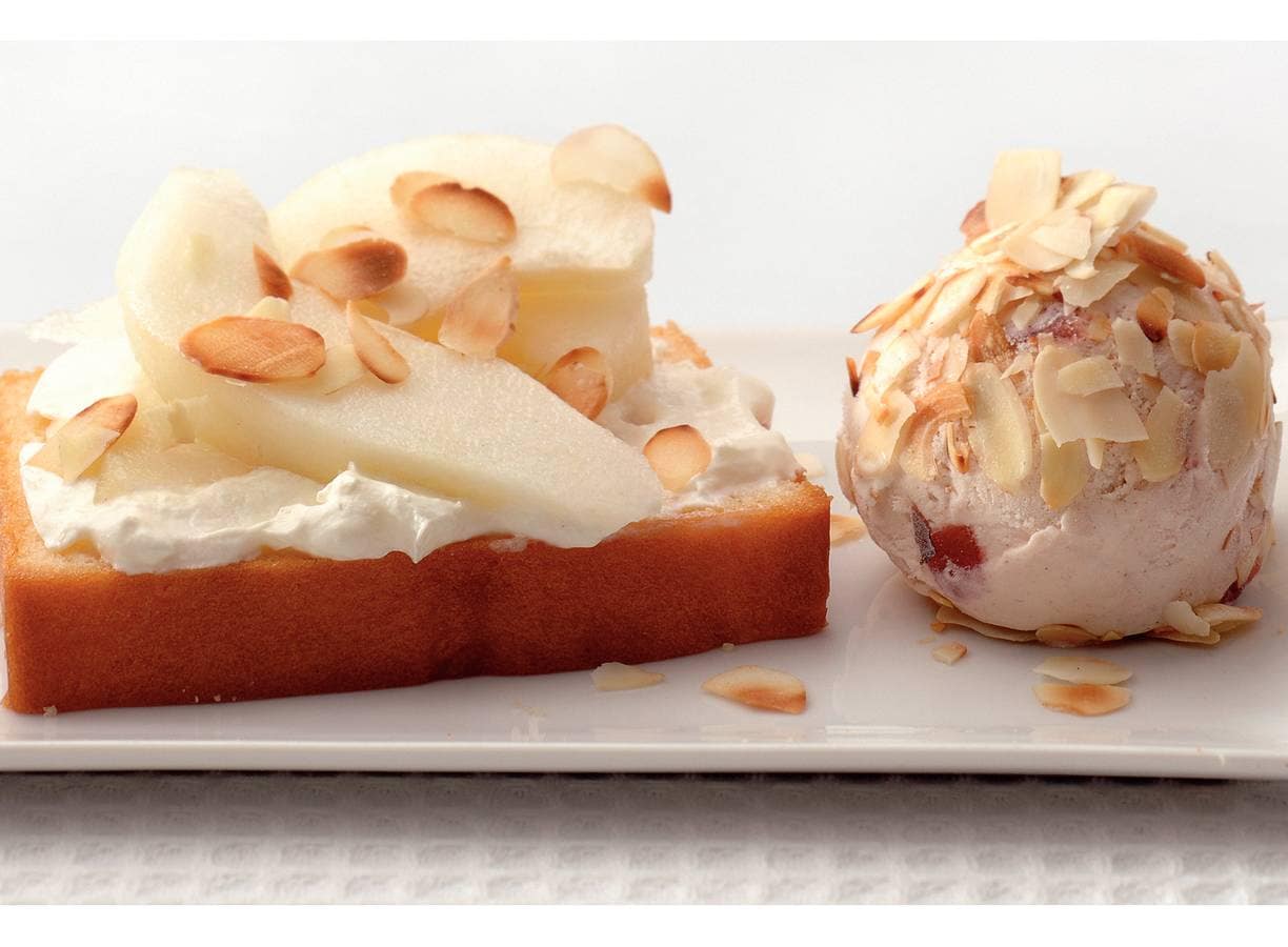 Cake met peer met gepaneerde ijsbol