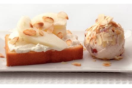 Cake met peer met gepaneerde ijsbol