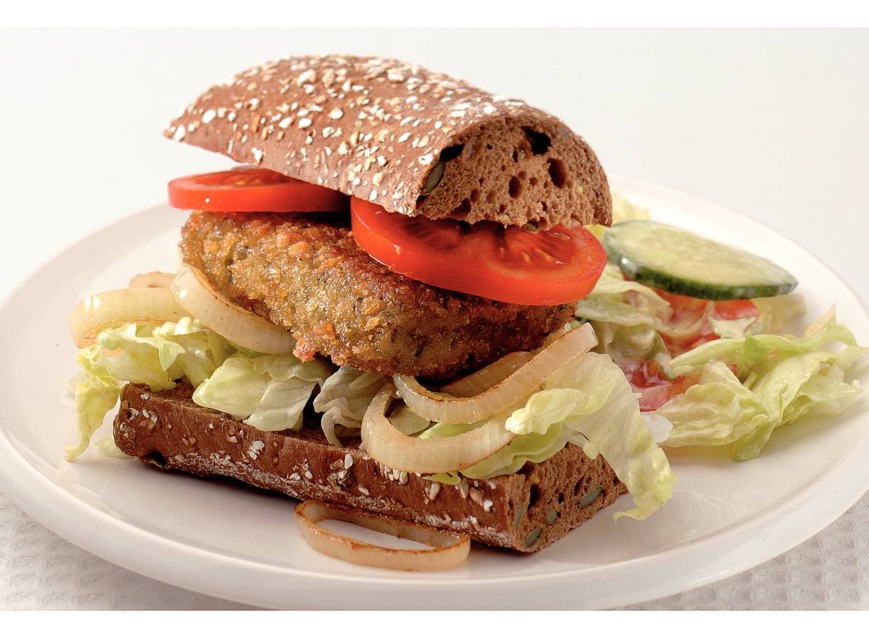 Broodje vegaburger met komkommersalade