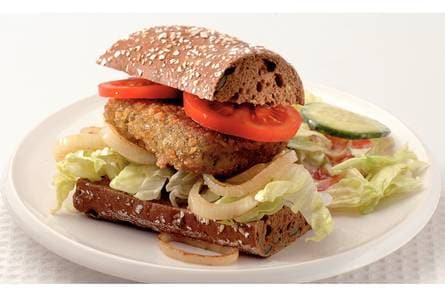 Broodje vegaburger met komkommersalade