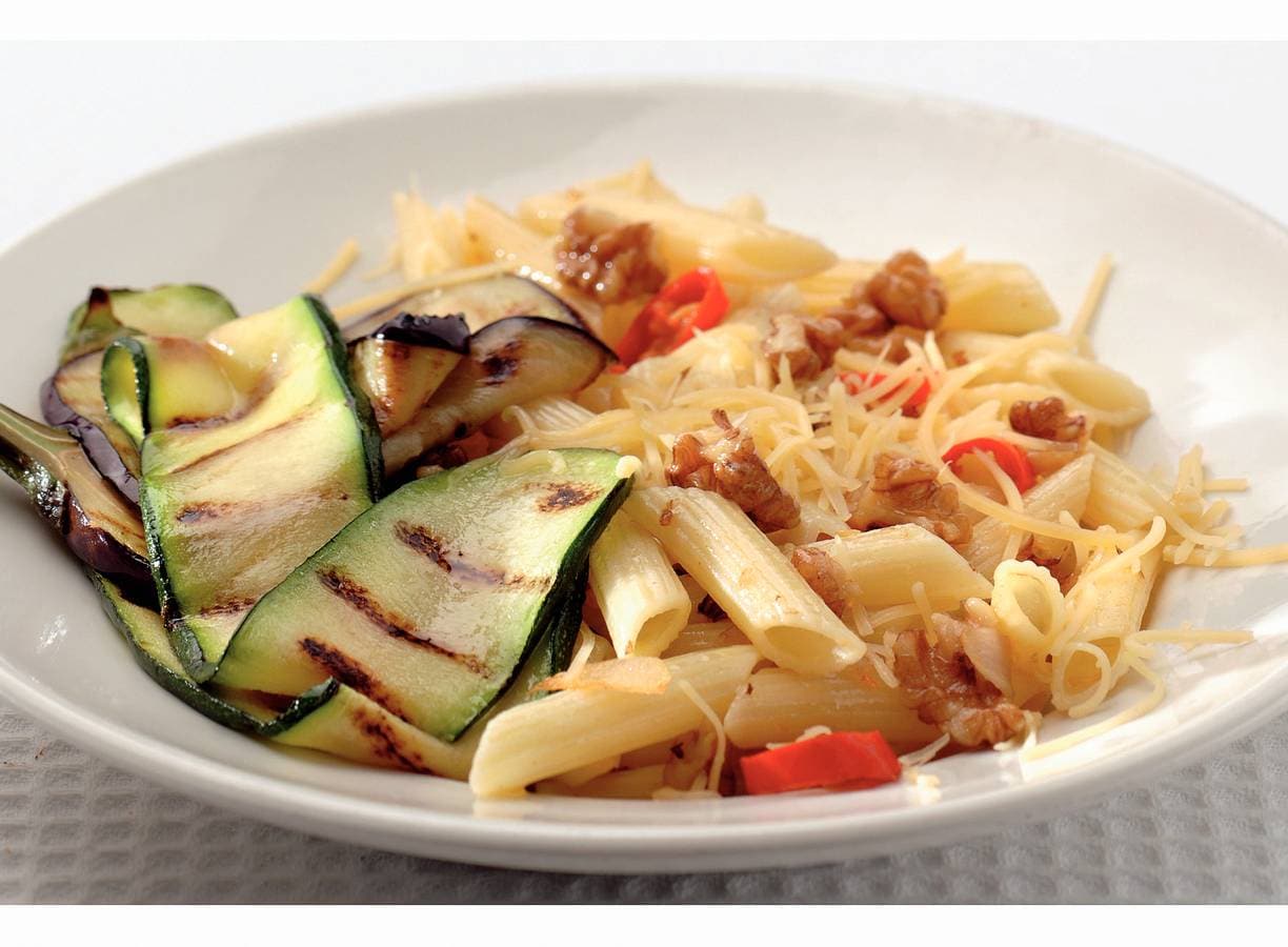 Penne rigate met rode peper en walnoten