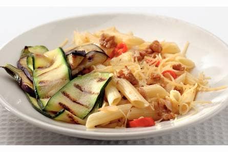 Penne rigate met rode peper en walnoten