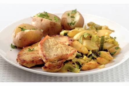 Gewokte asperges en prei met varkensfilet
