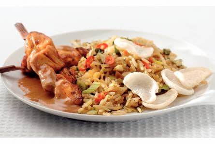 Kokosnasi met kipsaté en kroepoek