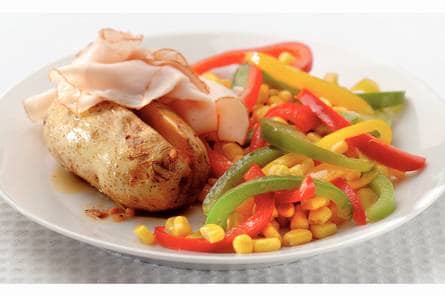 Gepofte aardappels met gewokte paprika-maïs
