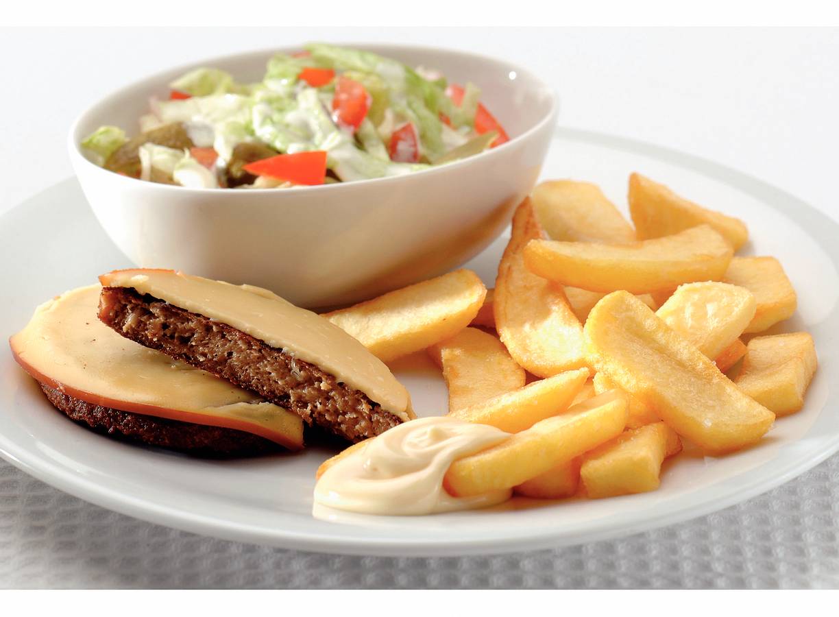 Burgers met gesmolten kaas en Vlaamse friet