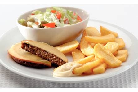 Burgers met gesmolten kaas en Vlaamse friet