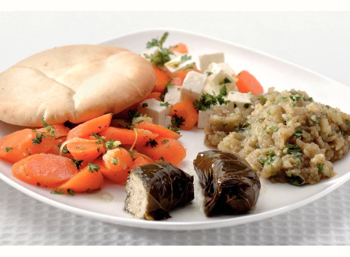 Mezze met dolma's, auberginepuree en salades