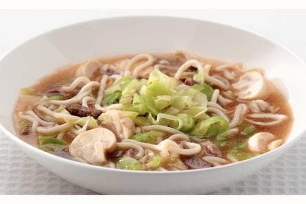Noedelsoep met rundvlees en champignons