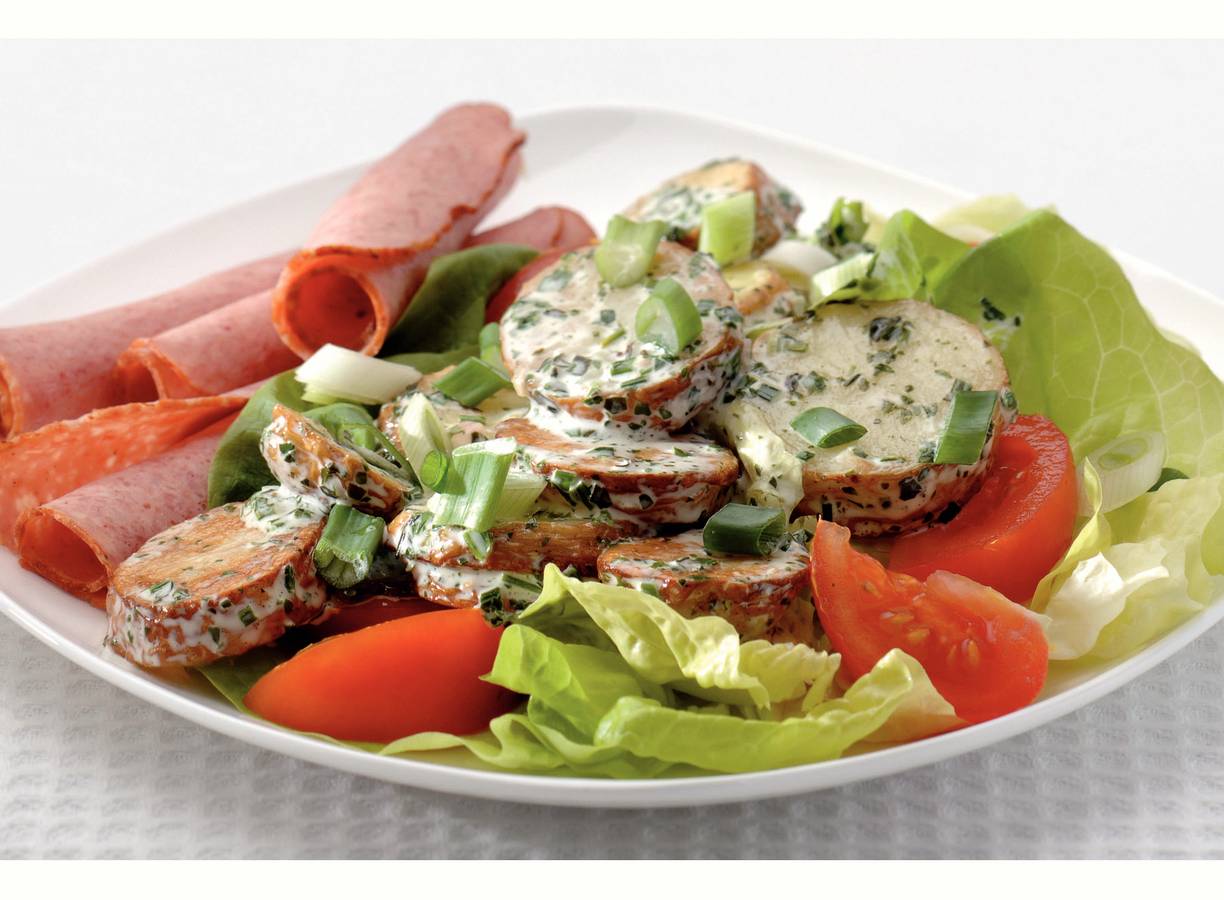 Gebakken aardappelsalade en gegrild gehakt