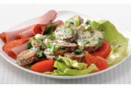 Gebakken aardappelsalade en gegrild gehakt