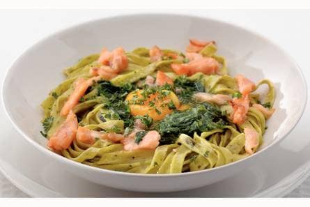 Pasta met spinazie, zalm en ei