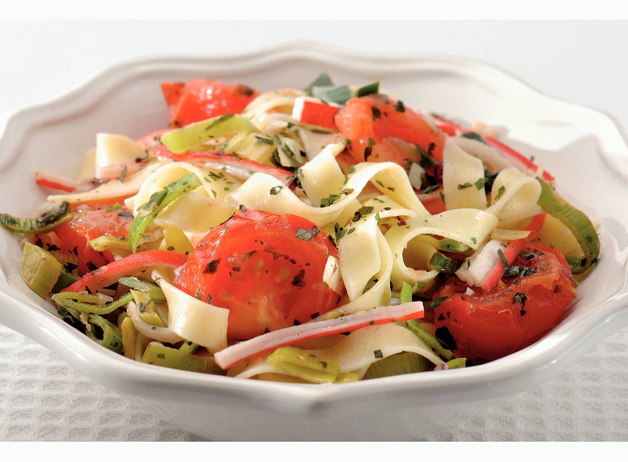 Pasta met surimi en verse tomatensaus