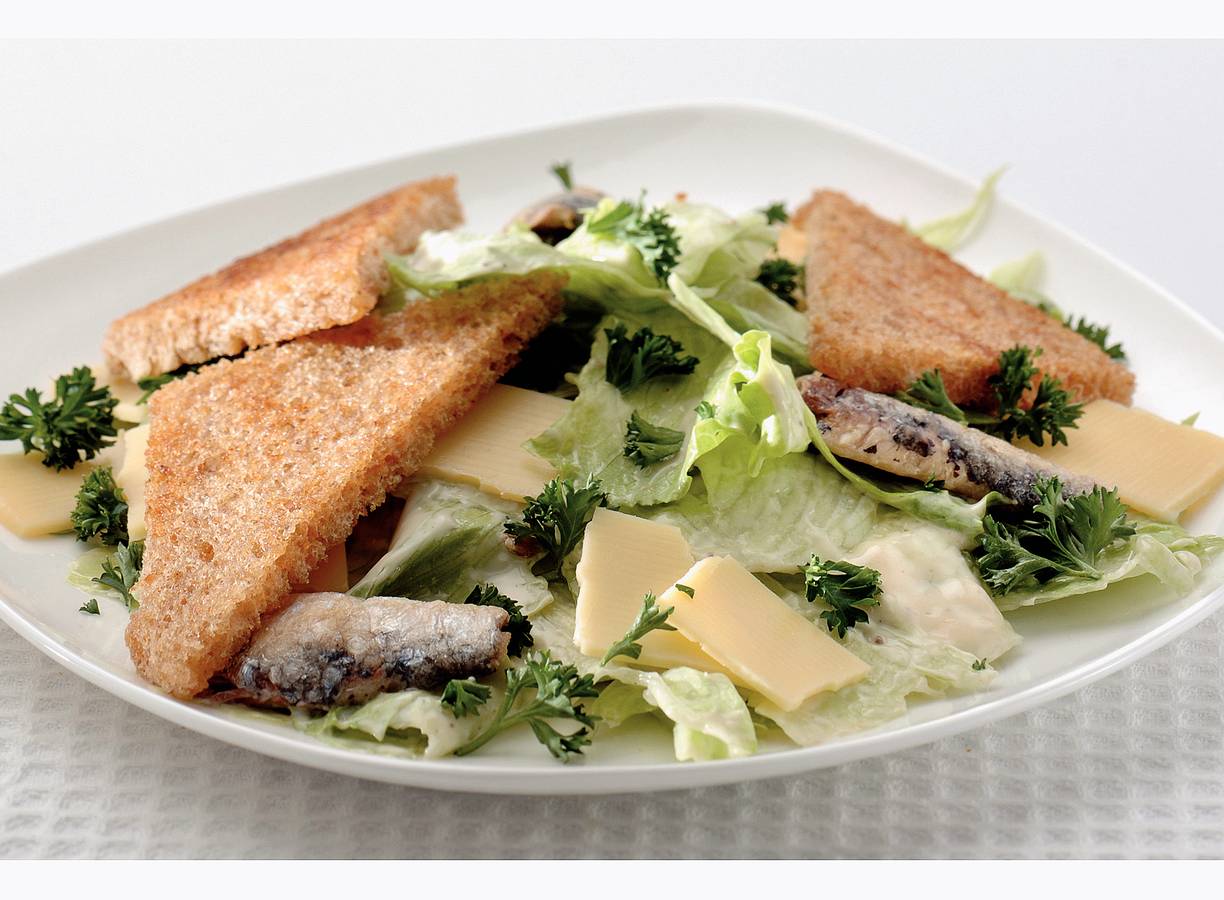 Maaltijdsalade met sardientjes en croutons