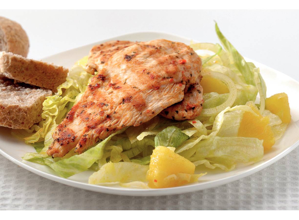 Lauwwarme salade met kip en ananas