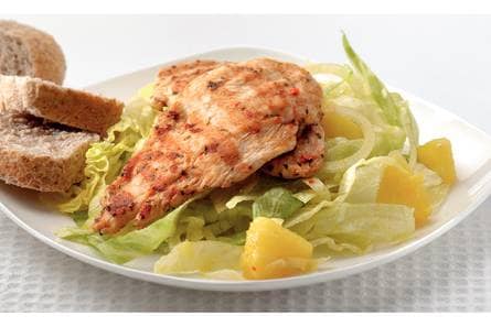 Lauwwarme salade met kip en ananas