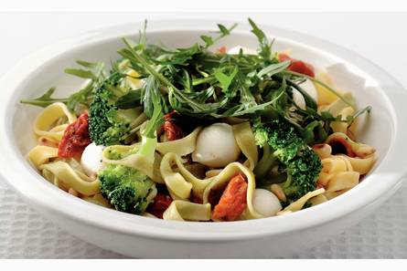 Pasta met mozzarella en gedroogde tomaten