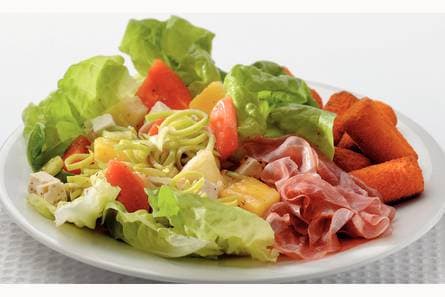Tropische fruitsalade met witte kaas en rauwe ham