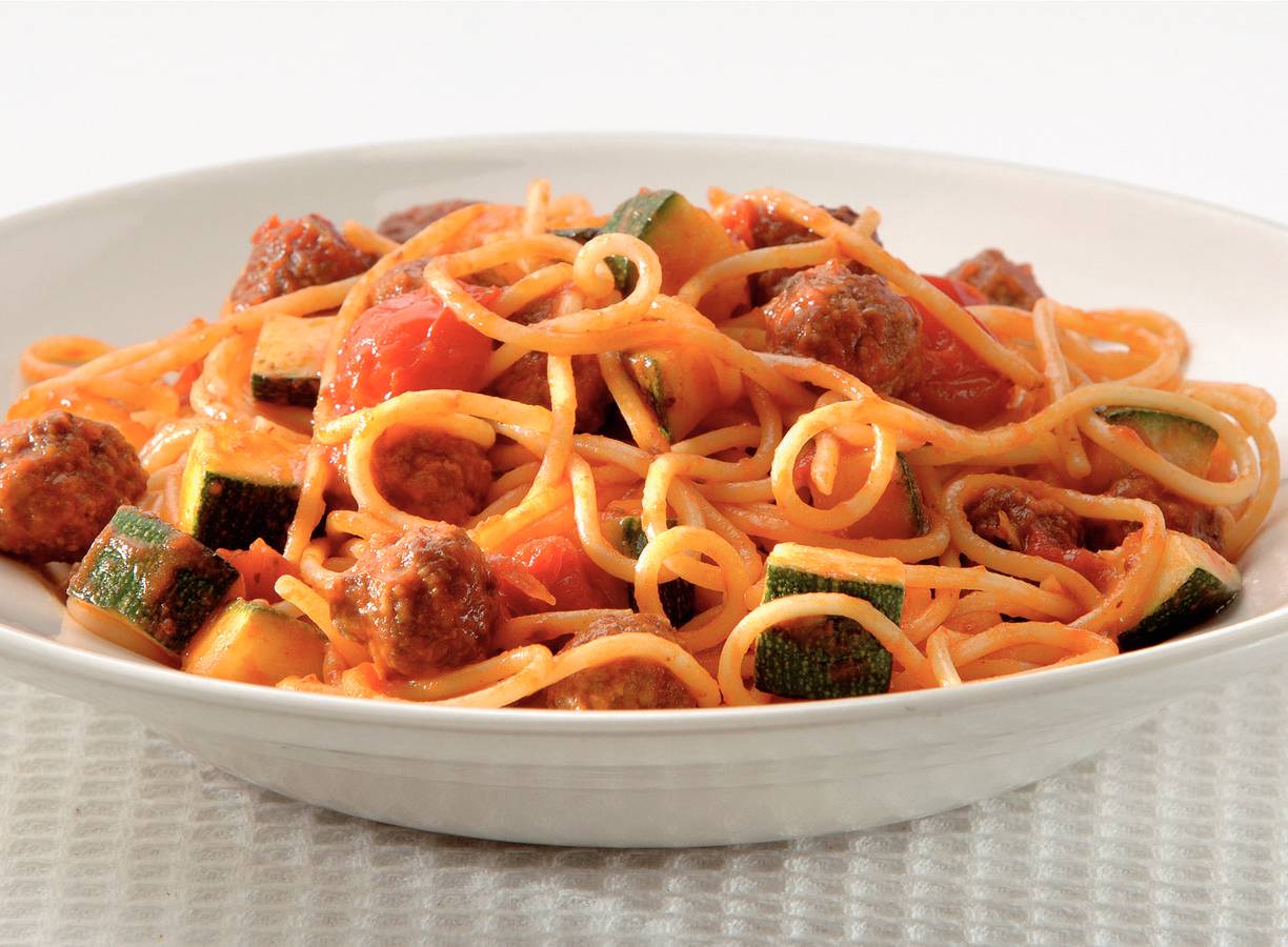 Spaghetti met miniballetjes en courgette
