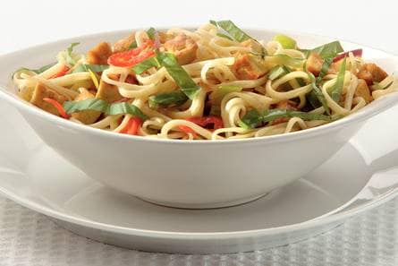 Thaise mie met kruidige tofublokjes