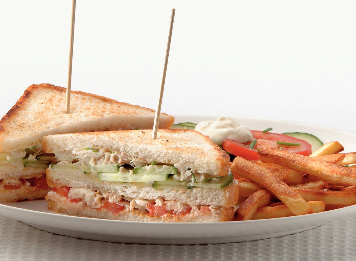 Makreel-clubsandwich met frietjes