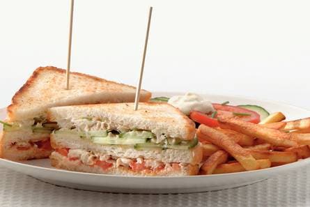 Makreel-clubsandwich met frietjes