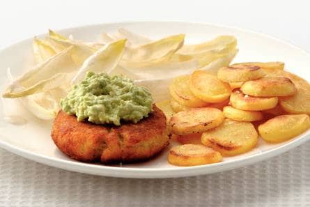 Visburgers met avocadodip en witlofsalade