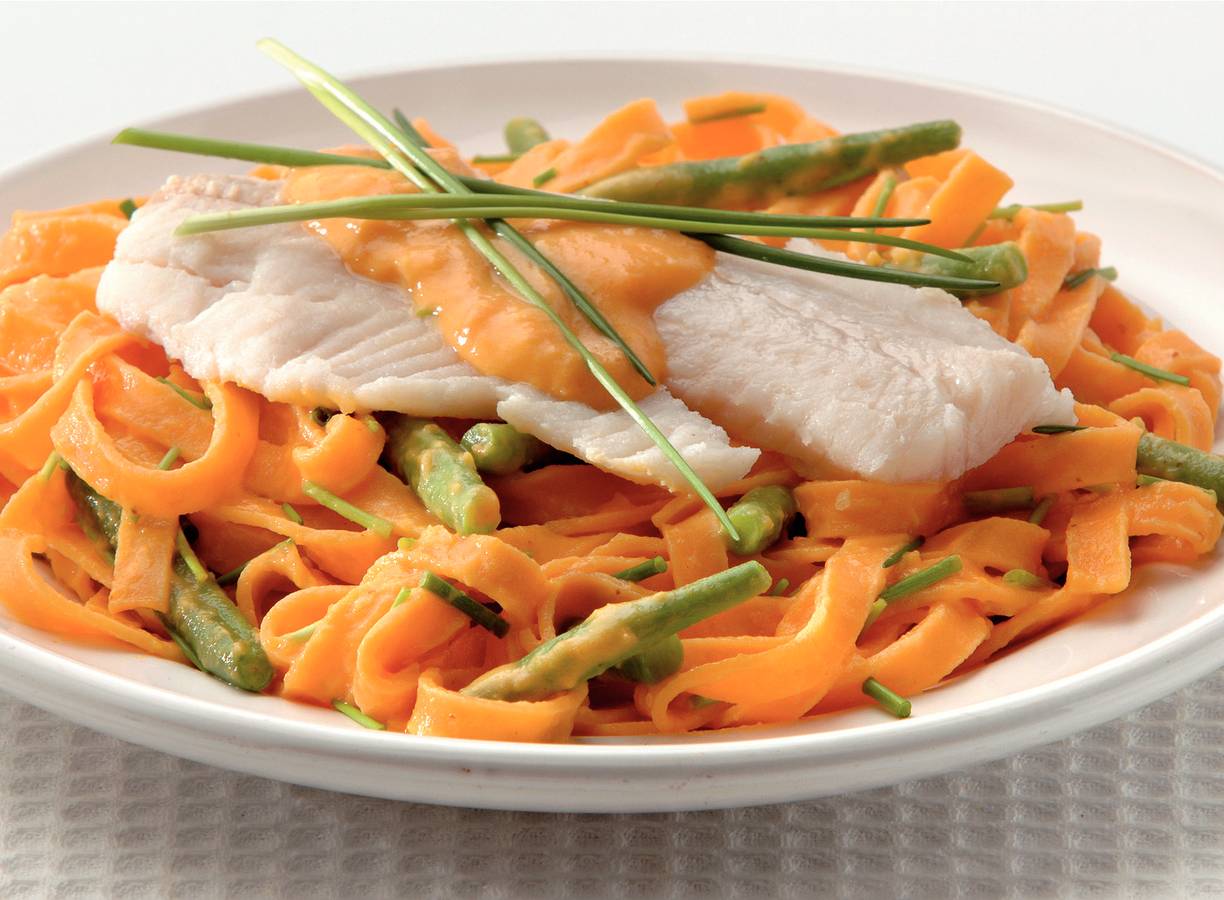 Pasta met worteltjessaus en tilapia