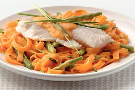 Pasta met worteltjessaus en tilapia