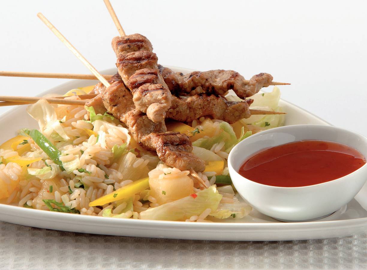 Oosterse vleesspiesjes met rijstsalade