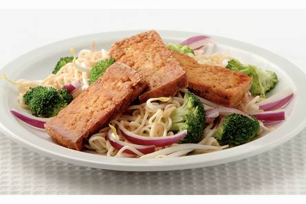 Krokante tofu met Thaise noedelsalade
