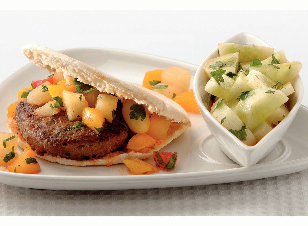 Pitaburgers met fruitsalsa